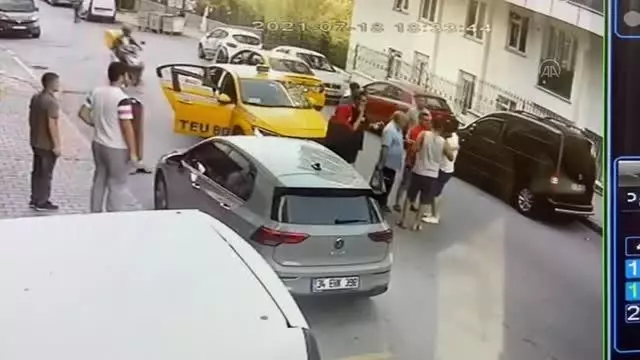 Esenyurt'ta yola fırlayan çocuğa taksinin çarptığı anlar güvenlik kamerasınca kaydedildi