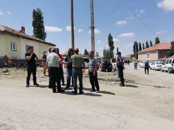 Eşiyle barışmak için gittiği evde kayınpederi ile onun yeğenini öldürdü