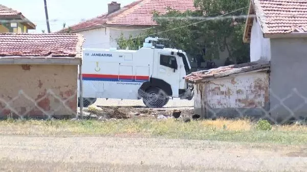 Eşiyle barışmak için gittiği evde kayınpederi ile onun yeğenini öldürdü