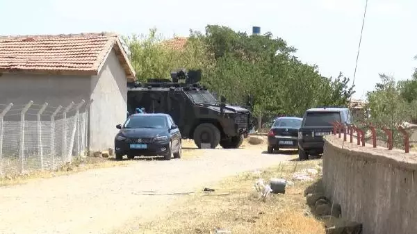 Eşiyle barışmak için gittiği evde kayınpederi ile onun yeğenini öldürdü