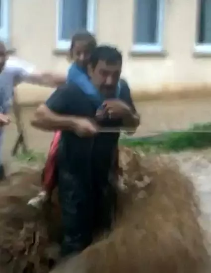 Evden yola ip çekerek dere gibi akan suyun içerisinden geçtiler