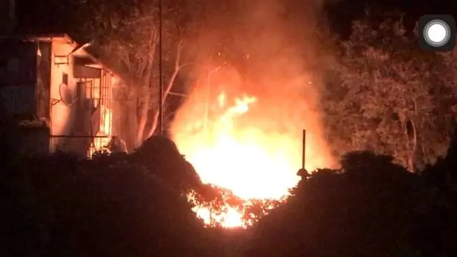Fatih'te korkutan yangın, trafo alev alev yandı