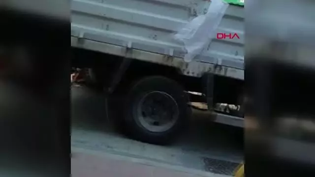 FATİH'TE ZABITANIN EL KOYDUĞU KARTON KAĞITLARI SOKAĞA FIRLATTILAR FATİH'TE ZABITANIN EL KOYDUĞU KARTON KAĞITLARI SOKAĞA FIRLATTILAR