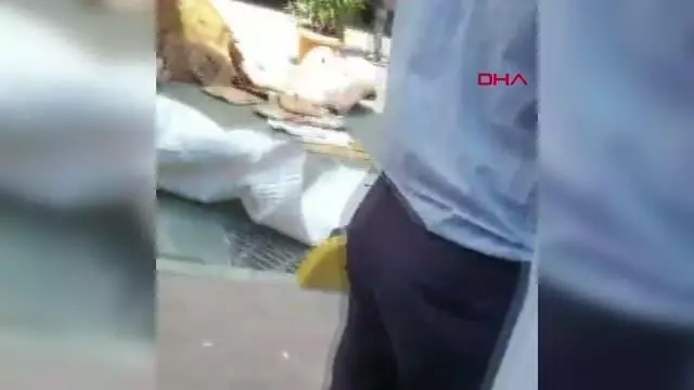 FATİH'TE ZABITANIN EL KOYDUĞU KARTON KAĞITLARI SOKAĞA FIRLATTILAR