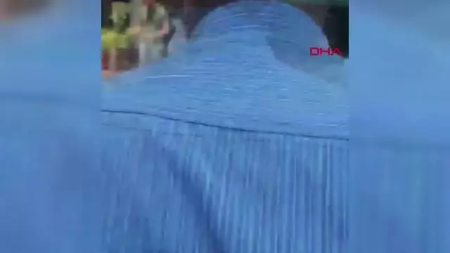 FATİH'TE ZABITANIN EL KOYDUĞU KARTON KAĞITLARI SOKAĞA FIRLATTILAR
