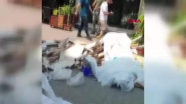 FATİH'TE ZABITANIN EL KOYDUĞU KARTON KAĞITLARI SOKAĞA FIRLATTILAR