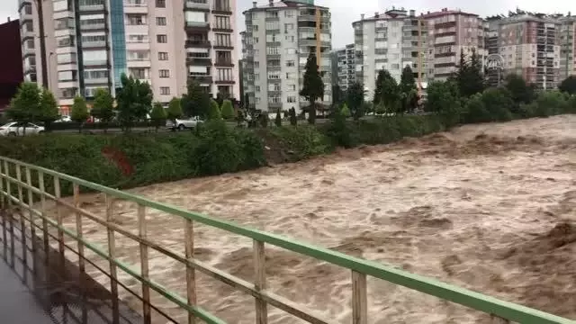 Fındıklı'da sağanak nedeniyle Arılı Deresi taştı (1)