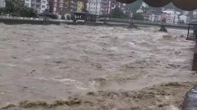 Fındıklı'da sağanak nedeniyle dereler taştı (5)