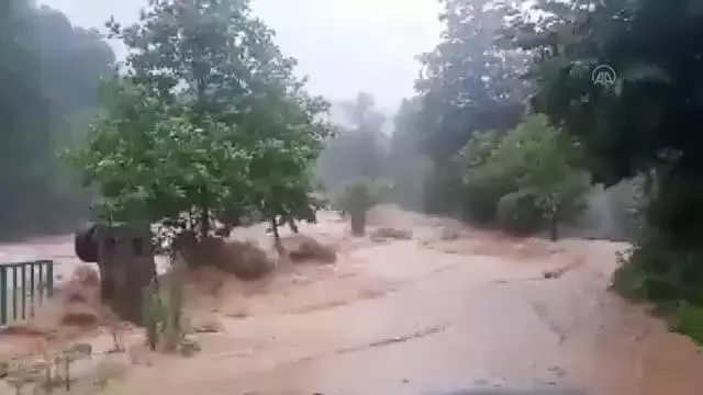 Fındıklı'da sağanak nedeniyle dereler taştı (6)