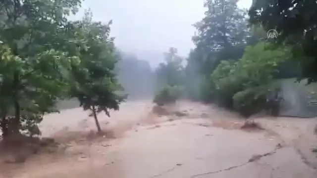 Fındıklı'da sağanak nedeniyle dereler taştı (6)