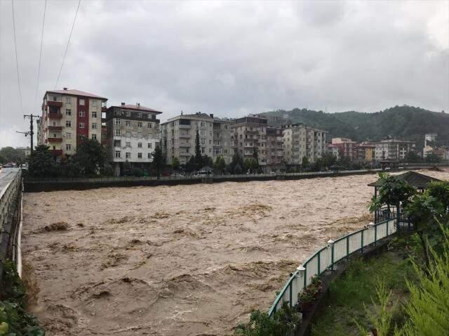 Geçen hafta felaketi yaşayan Rize yine sele teslim! Evleri su bastı, mahsur kalanlar var