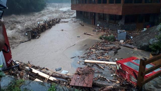 Geçen hafta felaketi yaşayan Rize yine sele teslim! Evleri su bastı, mahsur kalanlar var Geçen hafta felaketi yaşayan Rize yine sele teslim! Evleri su bastı, mahsur kalanlar var