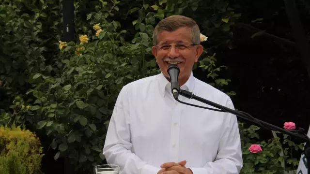 Gelecek Partisi Genel Başkanı Davutoğlu partililerle evinde bayramlaştı Gelecek Partisi Genel Başkanı Davutoğlu partililerle evinde bayramlaştı