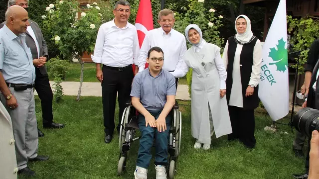 Gelecek Partisi Genel Başkanı Davutoğlu partililerle evinde bayramlaştı