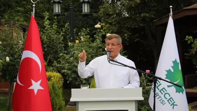 Gelecek Partisi Genel Başkanı Davutoğlu partililerle evinde bayramlaştı