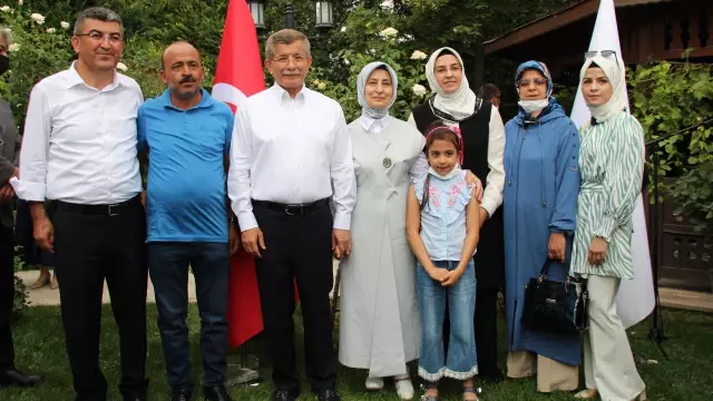 Gelecek Partisi Genel Başkanı Davutoğlu partililerle evinde bayramlaştı