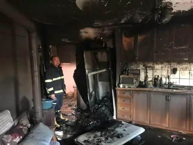 Son dakika haberi! Gelibolu'da yangın çıkan iki katlı ev kullanılamaz hale geldi Son dakika haberi! Gelibolu'da yangın çıkan iki katlı ev kullanılamaz hale geldi