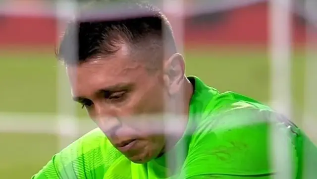 Gözyaşlarına boğulan Muslera'ya eski takım arkadaşı Burak Yılmaz sahip çıktı Gözyaşlarına boğulan Muslera'ya eski takım arkadaşı Burak Yılmaz sahip çıktı