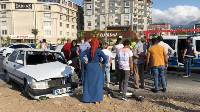 İki otomobil çarpıştı: 4 yaralı İki otomobil çarpıştı: 4 yaralı