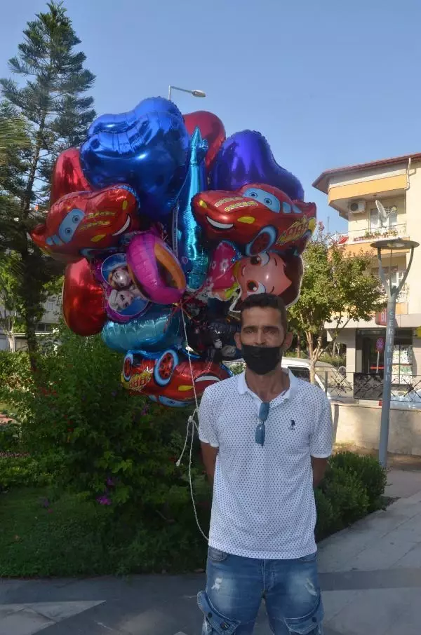 Son dakika haberleri! Heartbreaking moment: Balloon seller tied balloons to graves of children in Antalya