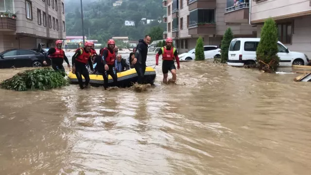 Son dakika! İçişleri Bakanı Süleyman Soylu, Arhavi'de sel bölgesinde incelemelerde bulundu Son dakika! İçişleri Bakanı Süleyman Soylu, Arhavi'de sel bölgesinde incelemelerde bulundu