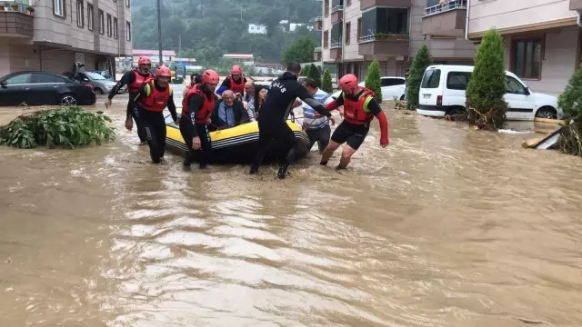 Son dakika! İçişleri Bakanı Süleyman Soylu, Arhavi'de sel bölgesinde incelemelerde bulundu