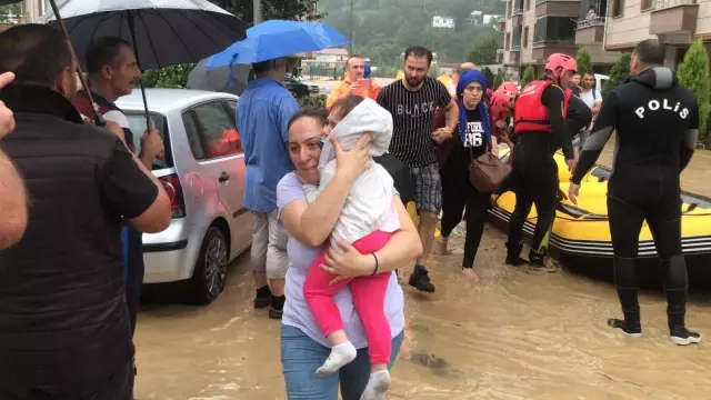 Son dakika! İçişleri Bakanı Süleyman Soylu, Arhavi'de sel bölgesinde incelemelerde bulundu