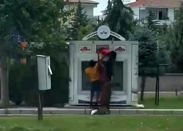 İhtiyaç sahipleri için paylaşım noktasına bırakılan elbiseleri çaldılar İhtiyaç sahipleri için paylaşım noktasına bırakılan elbiseleri çaldılar