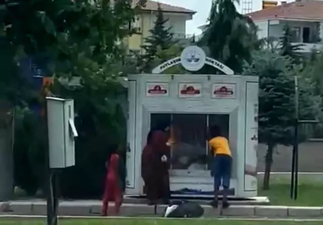 İhtiyaç sahipleri için paylaşım noktasına bırakılan elbiseleri çaldılar