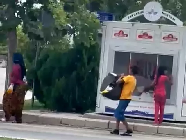 İhtiyaç sahipleri için paylaşım noktasına bırakılan elbiseleri çaldılar