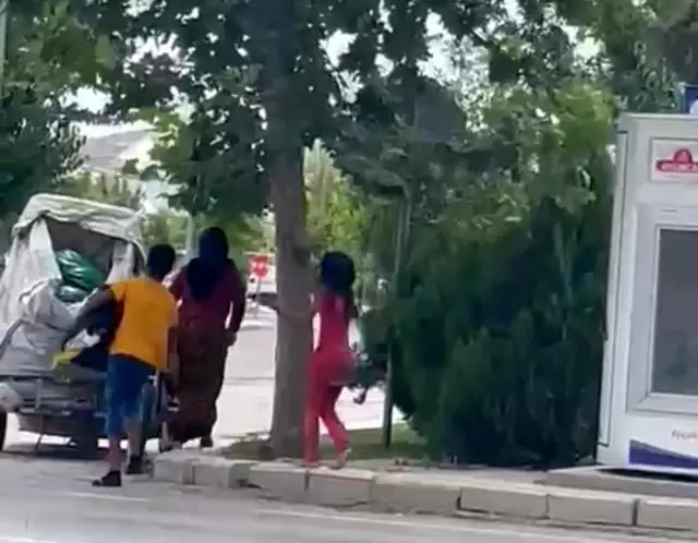 İhtiyaç sahipleri için paylaşım noktasına bırakılan elbiseleri çaldılar
