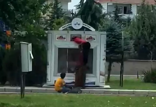 İhtiyaç sahipleri için paylaşım noktasına bırakılan elbiseleri çaldılar