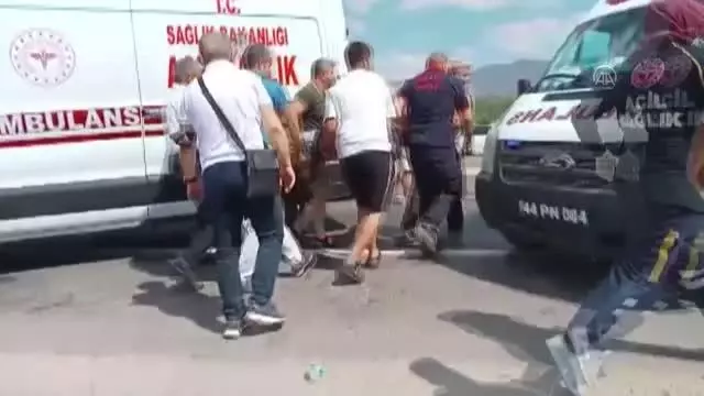 İki otomobil çarpıştı: 2 ölü, 3 yaralı