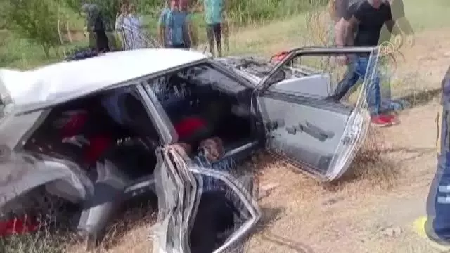İki otomobil çarpıştı: 2 ölü, 3 yaralı