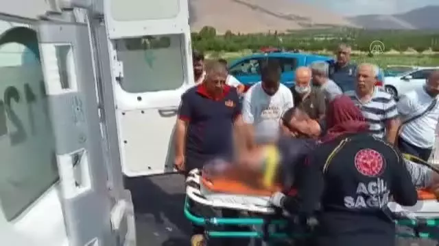 İki otomobil çarpıştı: 2 ölü, 3 yaralı