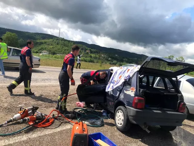 İki otomobil kafa kafaya çarpıştı: 1 ölü
