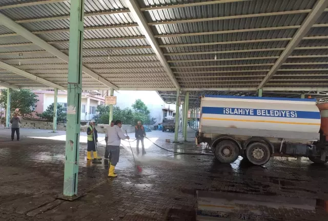 İslahiye'de kurban kesim alanlarında temizlik ve dezenfektan çalışması yapılıyor İslahiye'de kurban kesim alanlarında temizlik ve dezenfektan çalışması yapılıyor
