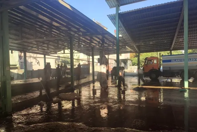 İslahiye'de kurban kesim alanlarında temizlik ve dezenfektan çalışması yapılıyor