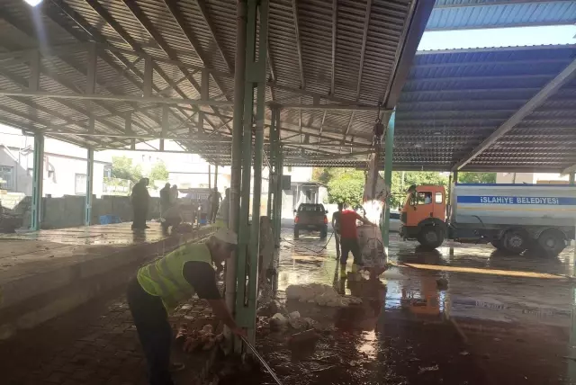 İslahiye'de kurban kesim alanlarında temizlik ve dezenfektan çalışması yapılıyor