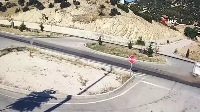 Son dakika! Isparta'da otomobil ile çarpışan minibüs ikiye bölündü...O anlar kamerada Son dakika! Isparta'da otomobil ile çarpışan minibüs ikiye bölündü...O anlar kamerada