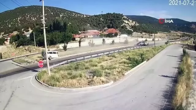 Son dakika! Isparta'da otomobil ile çarpışan minibüs ikiye bölündü...O anlar kamerada