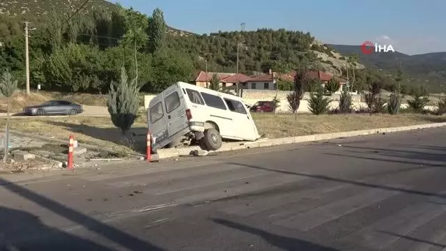 Son dakika! Isparta'da otomobil ile çarpışan minibüs ikiye bölündü...O anlar kamerada