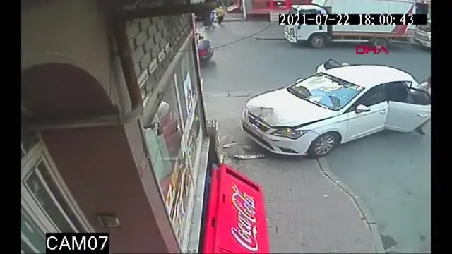 İSTANBUL BAHÇELİEVLER'DE OTOMOBİLİN DOĞALGAZ KUTUSUNA ÇARPTIĞI ANLAR KAMERADA
