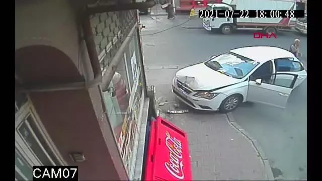 İSTANBUL BAHÇELİEVLER'DE OTOMOBİLİN DOĞALGAZ KUTUSUNA ÇARPTIĞI ANLAR KAMERADA