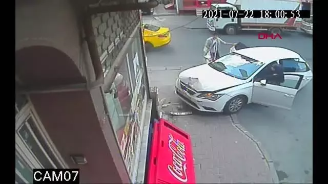 İSTANBUL BAHÇELİEVLER'DE OTOMOBİLİN DOĞALGAZ KUTUSUNA ÇARPTIĞI ANLAR KAMERADA