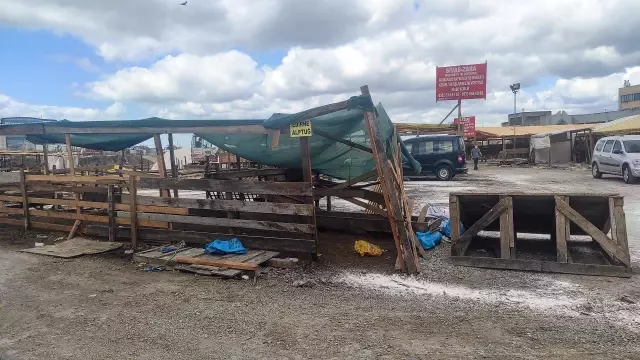 Kurulan bazı pazarlarda kurbanlık çadırları toplanmaya başlandı