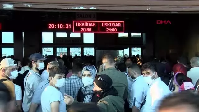 İSTANBUL EMİNÖNÜ VAPUR İSKELESİNDE BAYRAM YOĞUNLUĞU İSTANBUL EMİNÖNÜ VAPUR İSKELESİNDE BAYRAM YOĞUNLUĞU