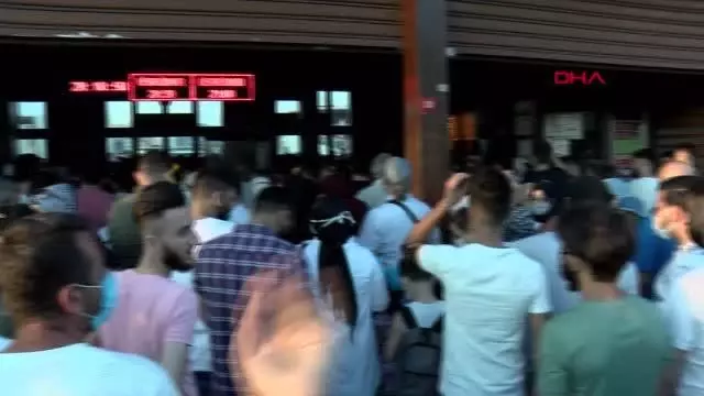 İSTANBUL EMİNÖNÜ VAPUR İSKELESİNDE BAYRAM YOĞUNLUĞU