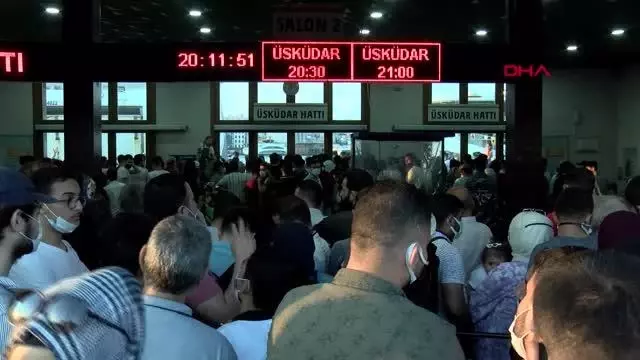 İSTANBUL EMİNÖNÜ VAPUR İSKELESİNDE BAYRAM YOĞUNLUĞU