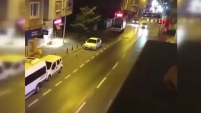 İSTANBUL-ÜMRANİYE'DE BIÇAKLI SALDIRGAN AYAĞINDAN VURULRAK ETKİSİZ HALE GETİRİLDİ O ANLAR KAMERADA